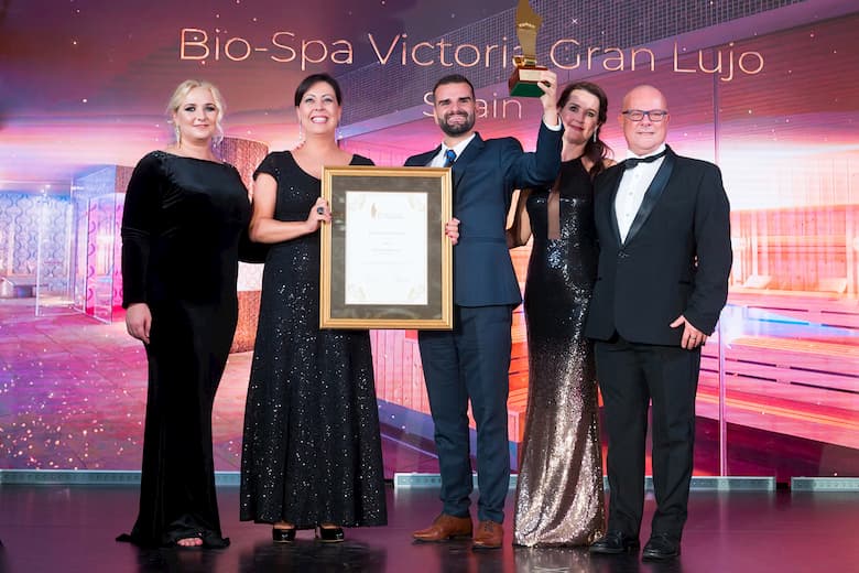 Victoria López, presidenta de Grupo Fedola, y Abraham Portocarrero, director de Bio-Spa, reciben el premio a mejor spa del mundo