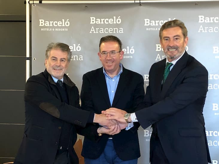 El director regional de Barceló Hotel Group en Andalucía, Gaspar Sáez (dcha), con el propietario del hotel, Enrique García Candelas (izqda.) y el alcalde de Aracena, Manuel Guerra (centro), durante la firma del acuerdo