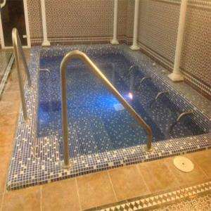 Piscina de los baños arabes en reposo  Hotel Comendador