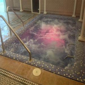 Piscina de los baños arabes con el hidromasaje activado  Hotel Comendador