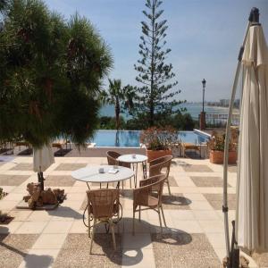 Vista de la terraza y la piscina panorámica con el mar al fondo  Thalasso Hotel El Palasiet